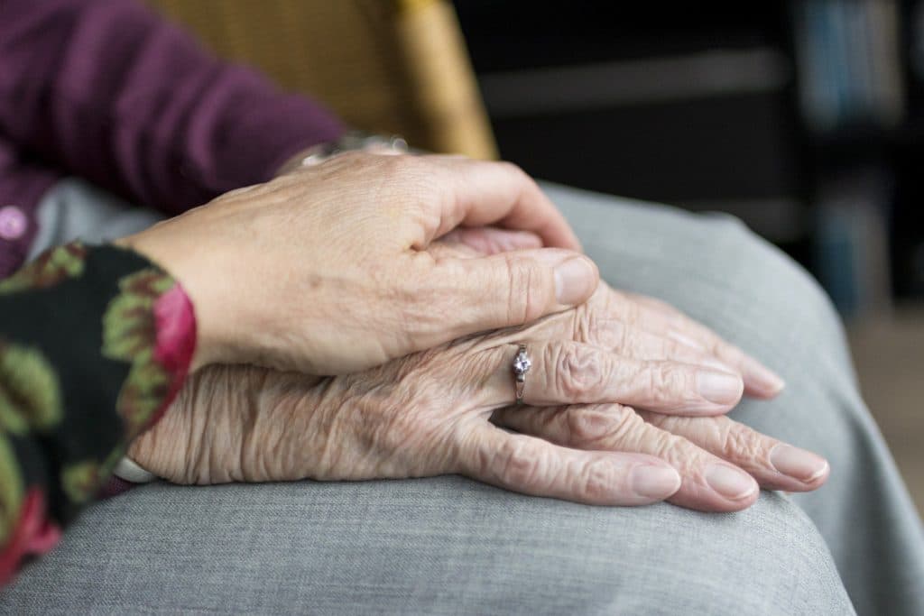 Mains de seniors entrelacées symbolisant l'accompagnement ARTEMIS à L'Isle-sur-la-Sorgue