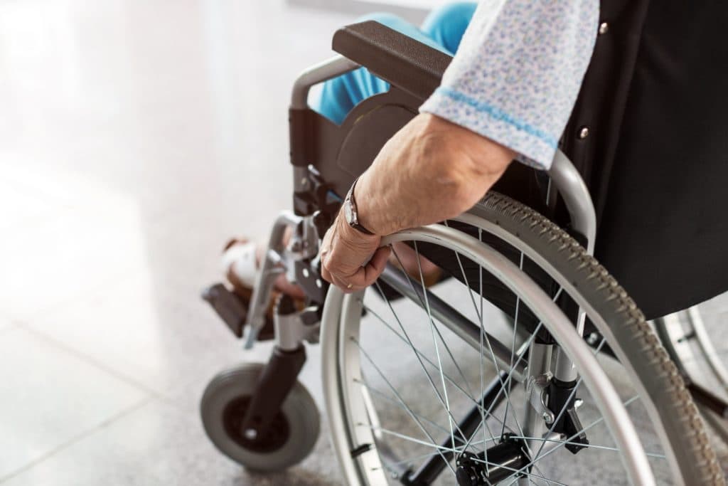 Auxiliaire de vie ARTEMIS aidant une dame en fauteuil à Morières-lès-Avignon